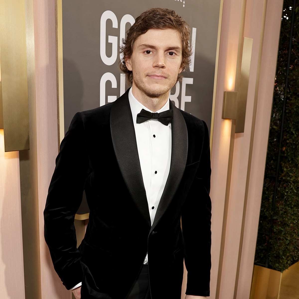 Evan Peters Sag Awards 2024 Wynny Karolina