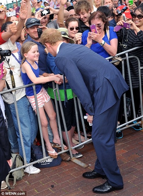 One Direction 39 s Harry Styles Breaks Hearts In Australia Just Like 